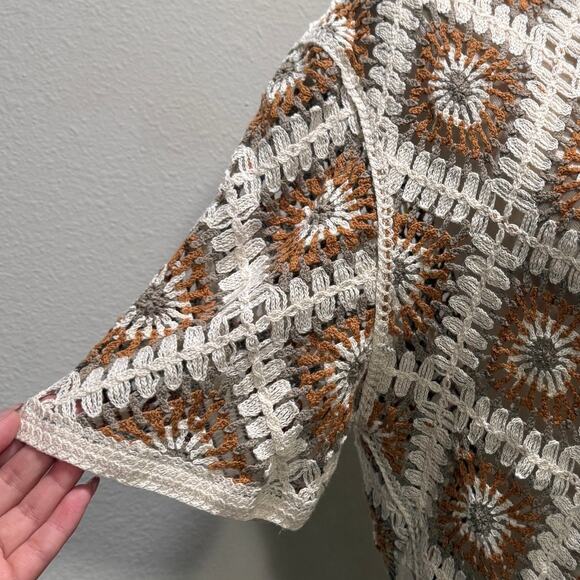 Morse Code Crochet Button Shirt L Boho Granny Square Retro 70s Cream Brown Beach - Picture 3 of 9